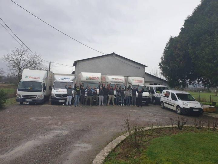 Nettoyage des salissures, enlèvement des mousses et rebouchage des petites fissures.